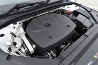 2リッター直4エンジンをスーパーチャージャーとターボチャージャーで過給する「T6」ユニット。最高出力320psと最大トルク400Nmを発生させる。