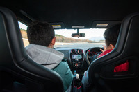 千代選手から解説を受ける筆者。レコードラインは最も速く走れるラインであると同時に、最も安全に走れるラインでもあるそうだ。