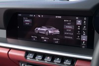 走行モードはウエット、ノーマル、スポーツ、スポーツ+、インディビジュアルの全5種類。モニターに見られるように、リアスポイラーの高さはスイッチ操作で調節できる。