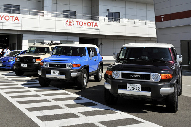 【スペック】FJクルーザー:全長×全幅×全高=4671×1905×1829mm/ホイールベース=2690mm/車重=1970kg/駆動方式=4WD/4リッターV6DOHC24バルブ(260hp/5600rpm、37.5kgm/4400rpm)/北米仕様車