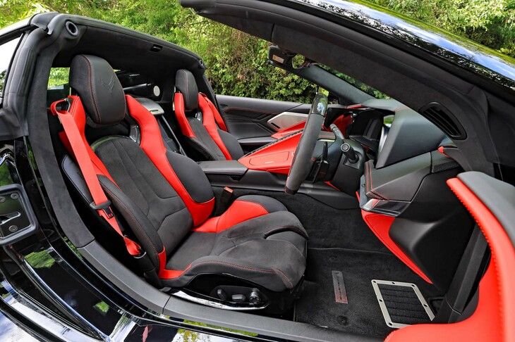 試乗車にはスタンダードモデルの「2LT」と同じく「GT2バケットシート」が装備されていた。電動調整機能付きで、シートバックにはカーボンファイバーが用いられている。