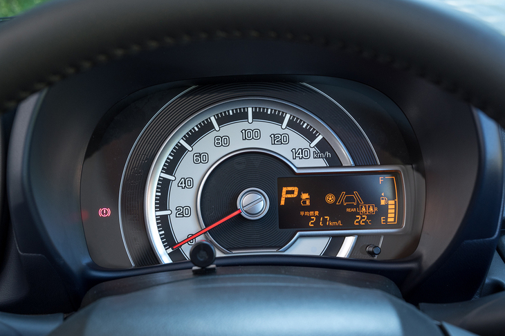 メーターは大型の速度計とモノクロのマルチインフォメーションディスプレイを組み合わせた質実剛健なスタイル。車載燃費計は21.7km/リッターと表示されているが、最終的には21.9km/リッターまで伸びた。