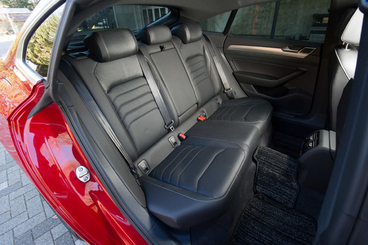 後席の快適性についても十分に配慮されており、空調については前席とは別に温度の設定が可能。「アドバンス」では前席ともどもシートヒーターが備わる。