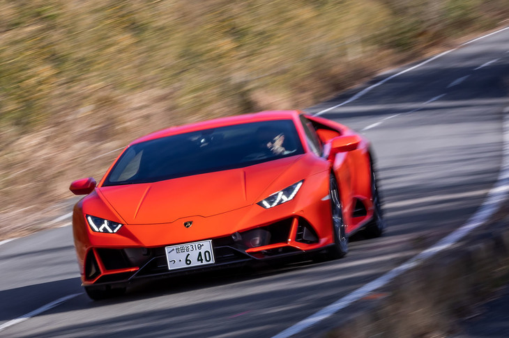 「ウラカンEVO」では、0-100km/h加速2.9秒、0-200km/h加速9.0秒、制動距離(100km/h-0km/h)31.9m、最高速度325km/hというパフォーマンスが発表されている。