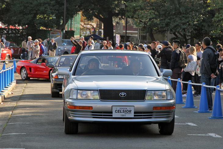 企画展示「Japanese Vintage Year 1989」の5台は、Classic Car Circuitと名付けられた会場内のコースをデモ走行した後、各メーカー担当者から紹介された。