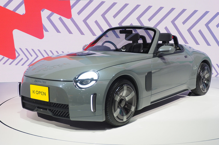 ダイハツブースに展示されている軽自動車規格のオープンカー「K-OPEN(コペン)」。