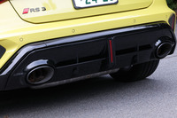 「RS 3」専用のディフューザーは、中央に赤いリフレクターが組み込まれたスポーティーなデザイン。その両側から楕円(だえん)形のテールパイプフィニッシャーが顔をのぞかせる。独特のビートを奏でる2.5リッター直5ターボは、もっとも派手な「プレゼンス」にサウンドを設定すると、大迫力のエキゾーストノートを奏でる。