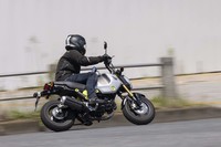絶対的な速度は低くとも、スポーツ走行が満喫できる新型「グロム」。コーナリング時の安定性も大きなセリングポイントとされている。