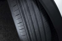 静粛性向上にあたっては、内側と外側のブロックの配置を異なる間隔とすることでピッチノイズを軽減。内側(写真右)ブロックにレイアウトされた細かなサイプの消音効果も大きい。