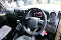 最新型「ランドクルーザー“70”」のコックピット周辺部。トランスミッションは6段ATのみとなっている。