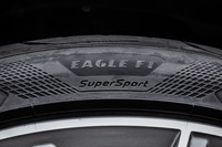 サイドウォールに刻まれた「EAGLE F1 SuperSport」のロゴ。ブランド名の下に製品名が入るデザインは、グッドイヤーが最新ラインナップに用いる全世界共通のCIにのっとったもの。