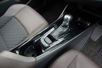 「G」のシフトセレクター。「C-HR」ではターボ車、ハイブリッド車ともにストレートゲートのレバー式で、ターボ車では手動変速も可能となっている。