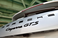 「カイエンGTS」のエンジンが4.8リッターV8自然吸気から3.6リッターV6ターボに変更されたのは2014年11月のこと。あれから早くも2年半が経過した。車両価格は1424万円。