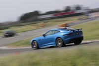 ジャガーFタイプSVRクーペ
ボディーサイズ:全長×全幅×全高=4475×1925×1315mm/ホイールベース:2620mm/車重:1840kg/駆動方式:4WD/エンジン:5リッターV8 DOHC 32バルブ スーパーチャージャー付き/トランスミッション:8段AT/最高出力:575PS(423kW)/6500rpm/最大トルク:700N・m(71.4kgf・m)/3500rpm/タイヤ:(前)265/35ZR20 (後)305/30ZR20/価格:1872万円