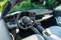 スイッチ類を最小限に抑えたシンプルな造形のインテリア。12個のスピーカーで構成されるSonus Faber(ソナス・ファベール)のプレミアムサウンドシステムが備わる。