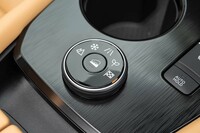 ドライブモードは「オート」「スポーツ」「エコ」「スノー」「オフロード」の全5種類。セレクターダイヤルの中央のボタンを押すとヒルディセントコントロールが作動する。