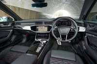 ブラックが主体の内装にはカーボンテクスチャーとアルミのアクセント、レッドのステッチを随所にあしらっている。決して華美にはならないところがアウディスポーツの流儀だ。