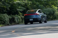 圧倒的な受電能力の高さも「モデルY」の特徴。充電キャパシティーは実に最大250kWで、テスラの超急速充電器「スーパーチャージャー」を使えば、15分間で最大275km走行分の電気を回復できるという。また専用のアダプターを使えば、CHAdeMO規格の充電器も使用可能。今、最もストレスフリーに乗れるBEVといえるだろう。