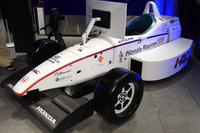 小出選手がドライブしたのは、各イベントに出展された試作1号機だ。