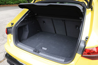 荷室の容量は282リッター。リアゲートには電動開閉機構が標準で装備されている。後席の背もたれを前方に倒すと、ほぼフラットな荷室床面が出現。積載容量を拡大できる。