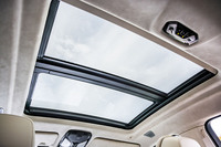 「スカイラウンジパノラマガラスサンルーフ」は、総出力1475Wを誇るBowers&Wilkinsの「ダイヤモンドサラウンドサウンドシステム」などとともにオプションの「ファーストクラスパッケージ」に含まれるアイテム。