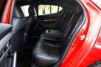 ハッチバックのリアシート。狭い上に、後ろへ行くにつれて下端が上がっていくドアガラスのデザインにより、非常に包まれ感の強い空間となっている。