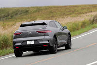 432パウチのセルからなる90kWhのリチウムイオンバッテリーを搭載する「Iペース」。一充電走行可能距離はWLTCモード計測で438kmとされている。