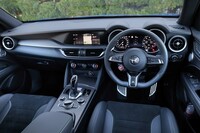 黒を基調としたシックでスポーティーなインテリア。ダッシュボードから突き出たメーターカウルなどに、往年のアルファ・ロメオのモチーフが見て取れる。