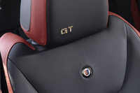 ヘッドレストには「GT」のステッチがあしらわれる。あえてセンターを外してレイアウトしているのがアルピナらしい奥ゆかしさだろうか。
