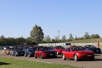 4世代の「MX-5」がルールに従って車間を保ちながら低速走行を試みた。