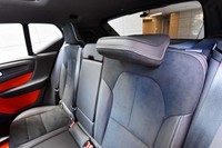 後席のヘッドレストは可倒式。パッセンジャーがいなければ、写真のように畳むことによりドライバーの後方視界を拡大できる。