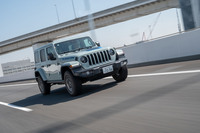 エンジンとモーターの両方が稼働した状態でのトルクフルな走りは、これまでの「ラングラー」とは一線を画すもの。2350kgという車重を感じさせないパワフルな加速を見せる。