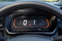メーターは、ベース車と同じく簡素な液晶タイプ。D-SPORTレーシングのオプションとしてタコメーターやブーストメーターが用意される。