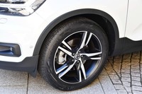 従来モデル「T5」には「ピレリPゼロ」タイヤが組み合わされていたが、今回試乗した「B5」にはコンチネンタルの「エココンタクト6」がチョイスされていた。