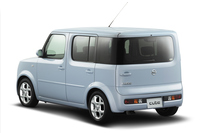 右開きのバックドアを備えたリアまわりのデザインは、大胆な左右非対称。もちろん機能にのっとったもので、ドライバーの後側方視界を確保するべく、左リアにはクオーターウィンドウを配置。