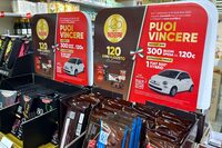 ノーヴィは通常商品でも、「フィアット500」を賞品にしていた。小さな文字を見ると「フィアットとは一切関係ありません」という断り書きとともに、イタリアの表記基準にしたがい、他の賞品を含めた総金額が記されている。2023年10 月。