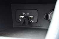 センターコンソールのトレイ部分には、2つのUSB出力電源が設けられている。