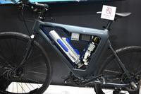 トヨタ紡織による燃料電池ユニット「ハイドロジェンパワーシステム」を使った電動自転車。小さな燃料電池と水素ボンベ、電動駆動を一体化したものだ。