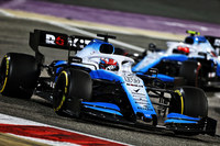 コンストラクターズチャンピオンになること9回、通算勝利数は歴代3位という名門ウィリアムズは、近年低迷中。2018年、2019年と、2年連続でコンストラクターズランキングは10位、つまりは最下位に甘んじている。2019年は新鋭ジョージ・ラッセル(写真前)とロバート・クビサ(同後ろ)のコンビで戦うも、獲得できたポイントは、大雨で大荒れになったドイツGPで拾った1点だけだった。(写真:Williams Racing)