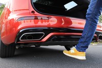 足のジェスチャーでリアゲートを開閉できるハンズフリーパワーテールゲートが全車に標準装備となっている。