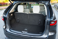 3列目使用時でも荷室の容量は258リッターを確保。重ねればゴルフバッグが横向きに2つ積める(6人乗車で2つかという議論はあるが)。