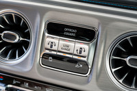 ダッシュボードの中央、エンジン車では3連デフロックスイッチが並ぶところに「G-STEERING」「G-TURN」「ローレンジ」のスイッチが備わっている。