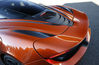 キャビン後方には、最高出力720psの4リッターV8ツインターボエンジンが搭載される。ただし、エンジンフードは工具なしでは開けられない。