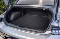 独立したリアラゲッジスペースの容量は407リッター。リアシートの背もたれには60:40の分割可倒機構が備わり、長尺物も収納できるようになっている。