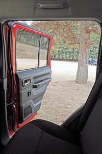 具体的には、フロントドアを10cm短くするなどして十分な大きさのリアドアを確保。シートの横に張り出してくるサイドボディーを削ったり、“足抜き”がしやすいよう座面の角を斜めに切ったり……と、さまざまな工夫がなされている。販売店で「ノマド」を見かけたら、ぜひリアシートの乗降性を確かめてみよう。