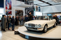 「XJ」の歴史についてレクチャーを受ける取材陣。初代XJは1968年のパリモーターショーで世界初公開された。