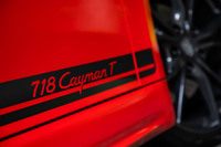 装備を省き軽量化したかつての「911 T」とは異なり、「718ケイマンT」は走りに関する充実した装備が自慢。今回試乗したのは7段PDKモデルで、車両本体価格は897万2000円。