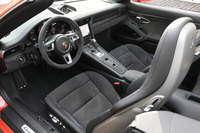 アルカンターラとレザーで仕立てられた「GTS」グレードのインテリア。ステアリングホイールもアルカンターラ巻きとなる。