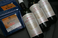 こちらが筆者の戦利品。ワインが3本と、写真左のコーヒーも買った。コーヒー豆を林農園産のブランデーに漬けてから焙煎しているという(アルコール成分はない)。