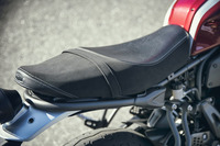 3種類のレザーを使い分け、ステッチの色までこだわったというシート。シート高は基本設計を同じくする「MT-07」より30mm高い、835mmとなっている。